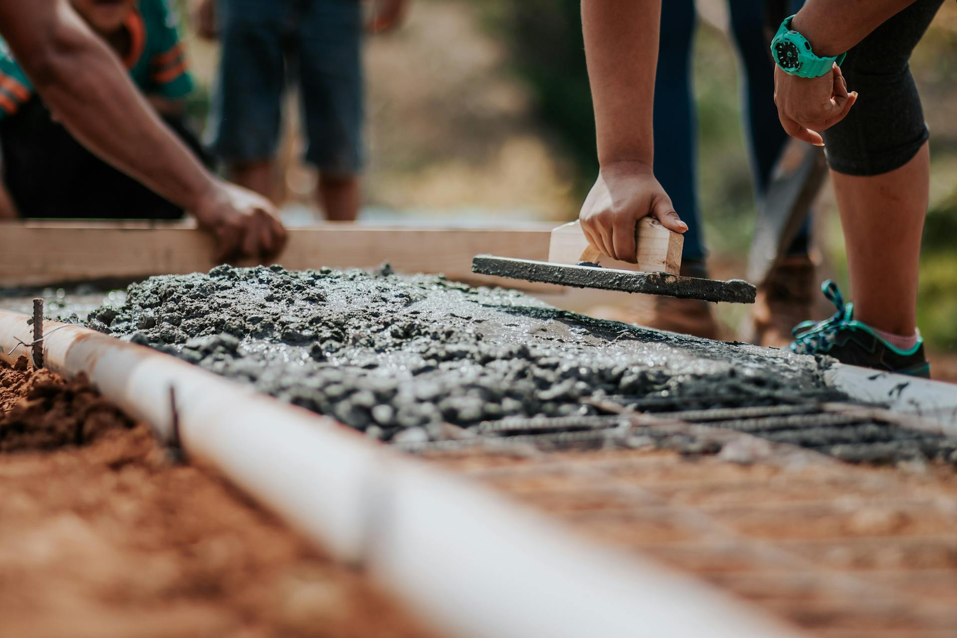 Des personnes qui construisent une école