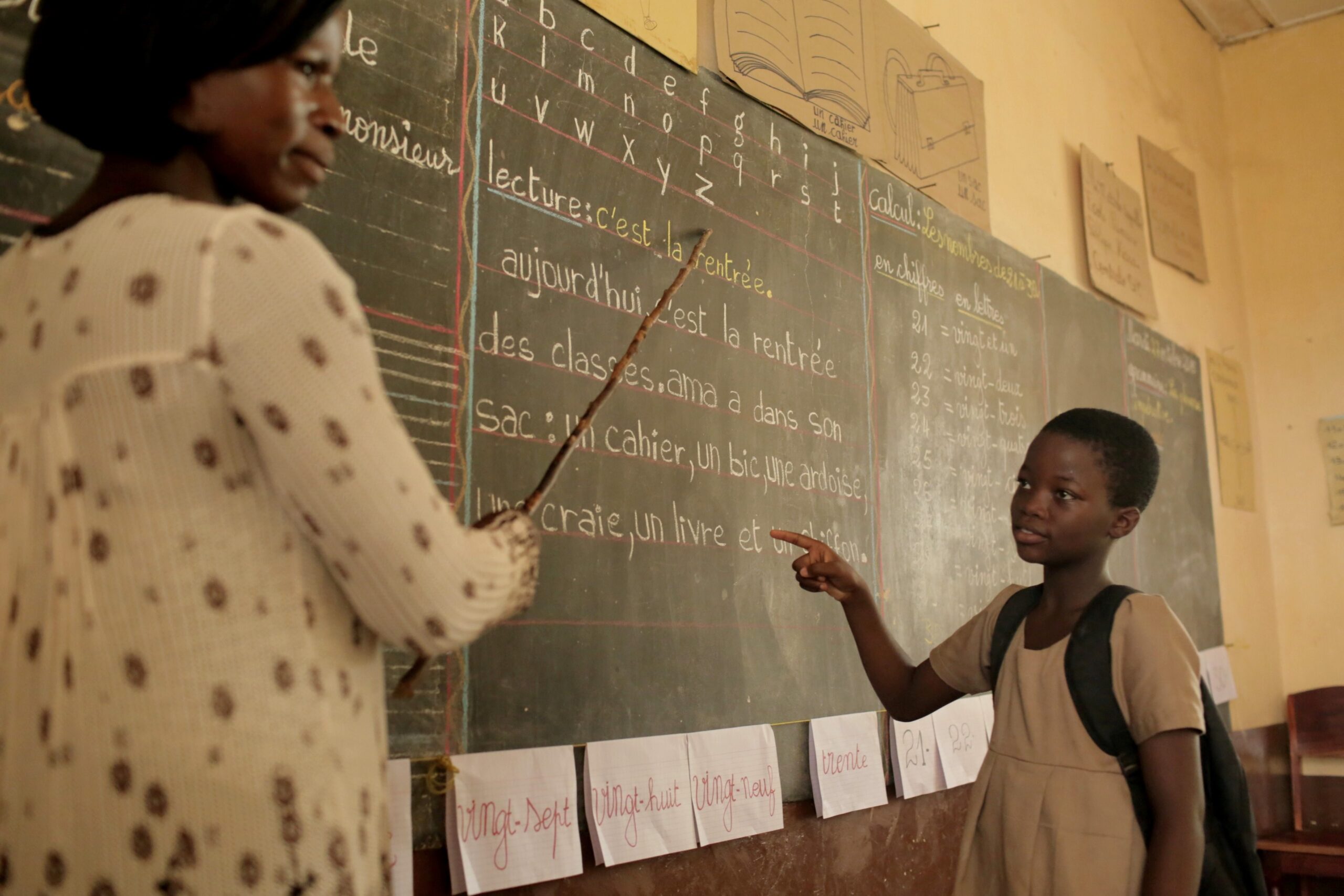 élève à l'école avec sa professeure