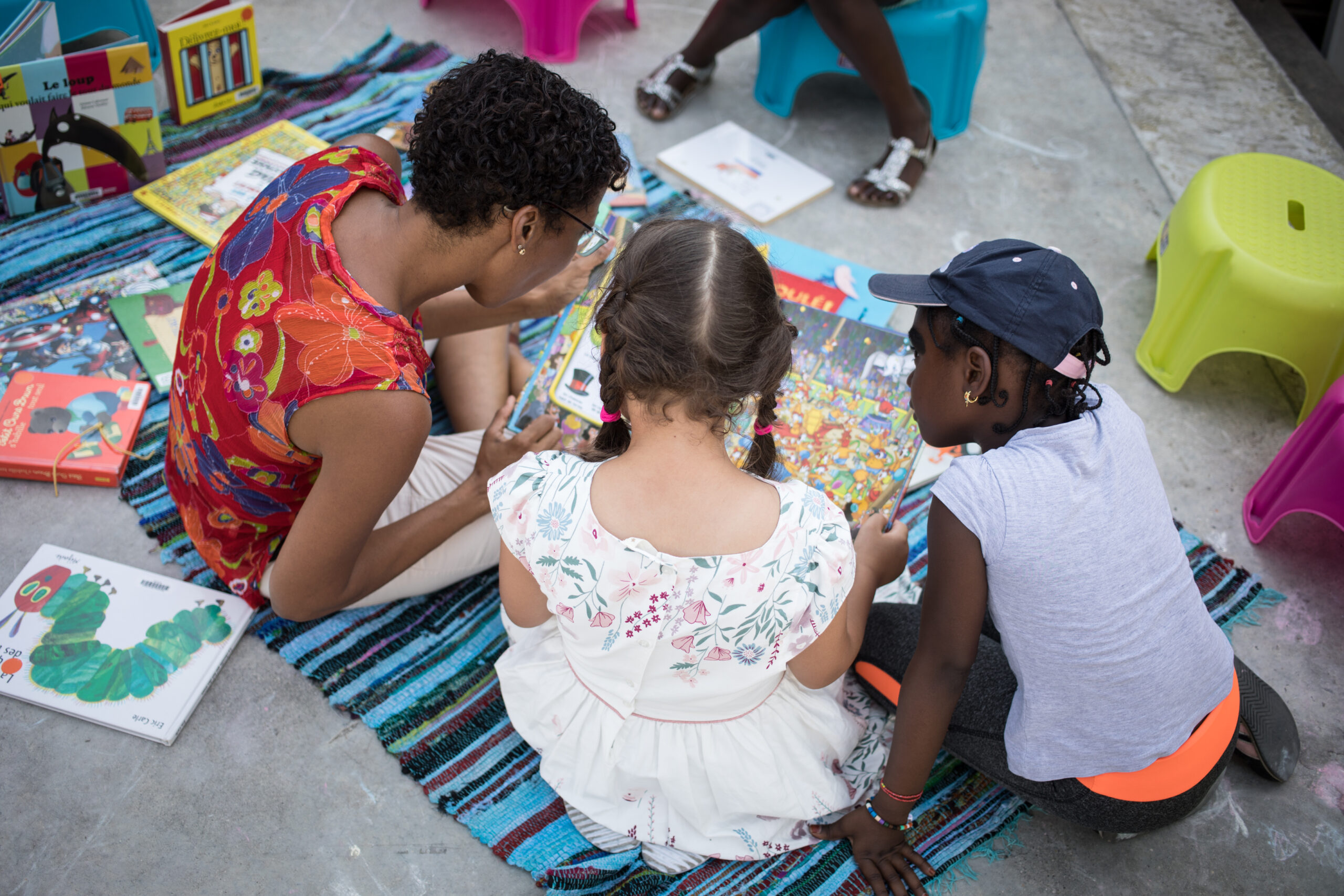 Enfants à la bibliothèque.