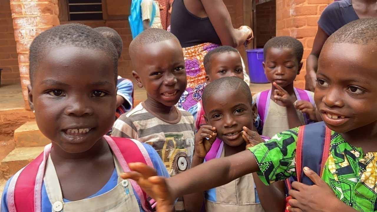 des enfants regardent a la camera