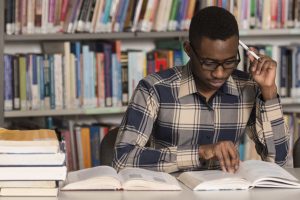 étudiant à la bibliothèque élève en train d'étudier à la bibliothèque.
